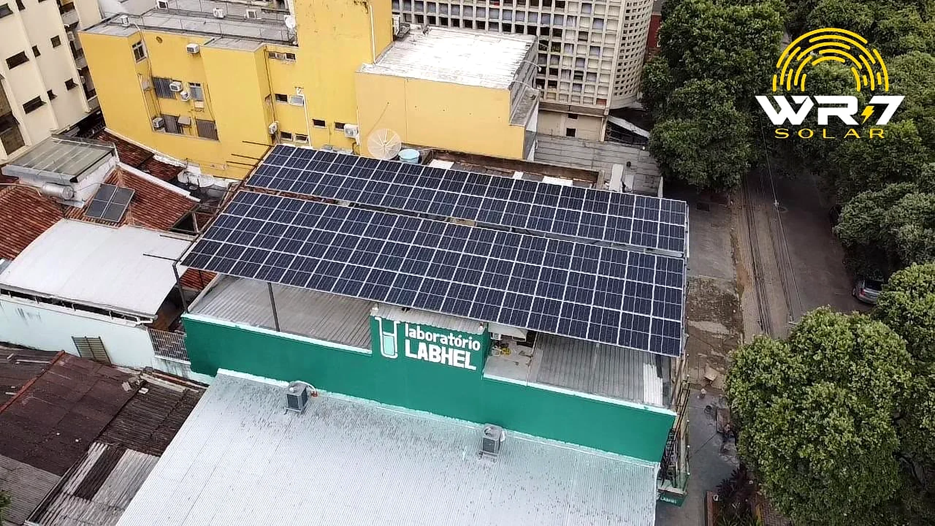 Painéis solares instalados em cobertura de negócio local