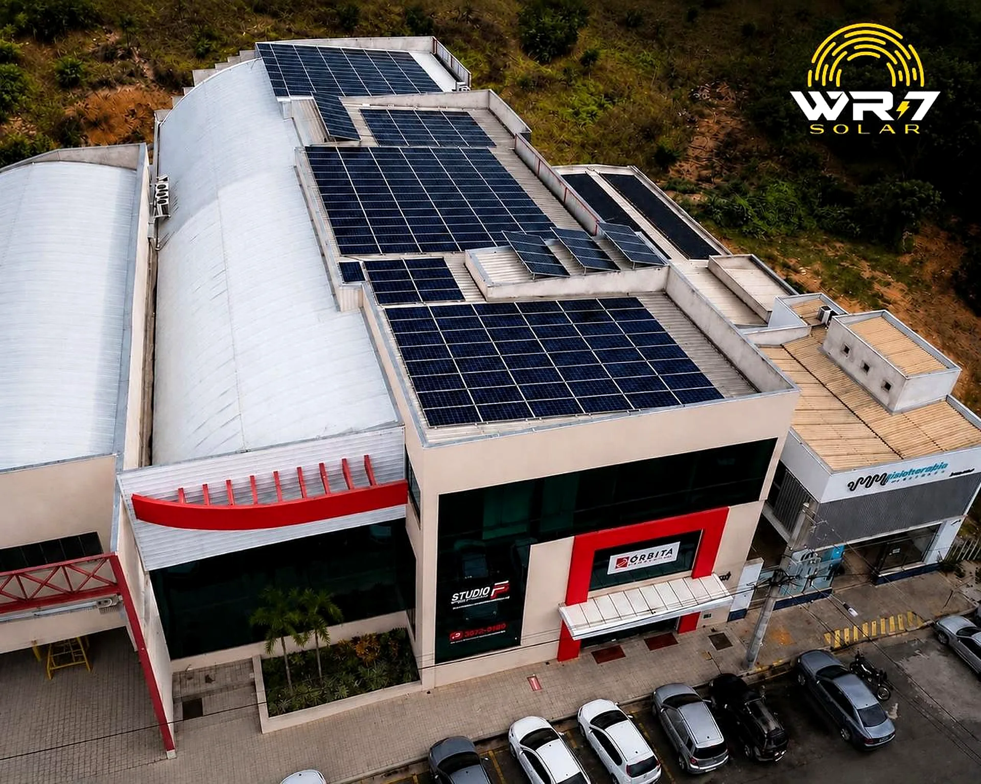 Sistema fotovoltaico instalado em cobertura empresarial