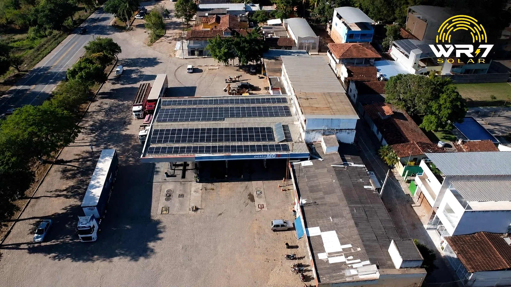 Grande instalação fotovoltaica em cobertura comercial