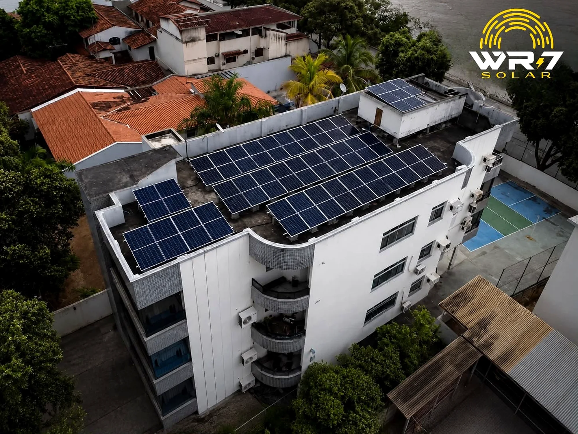 Sistema fotovoltaico instalado sobre edifício