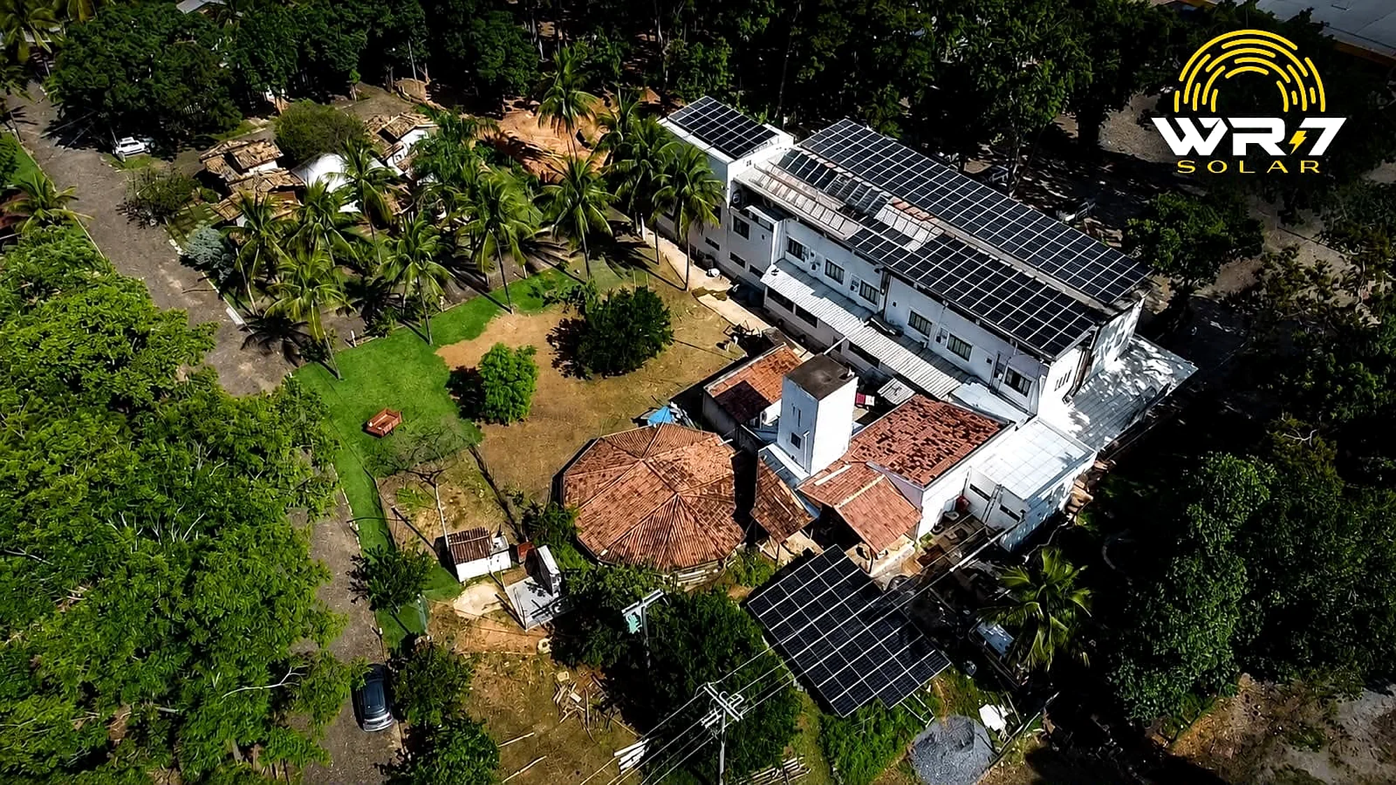 Instalação fotovoltaica vista por drone